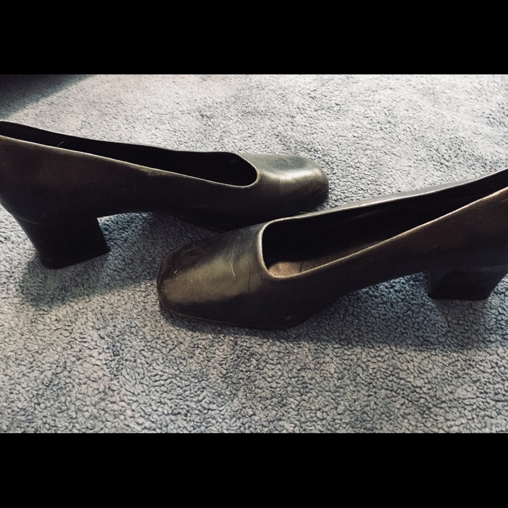 Leather pumps